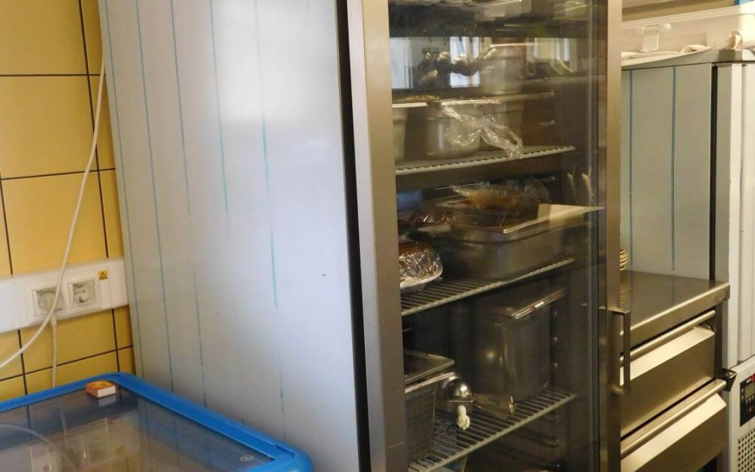 Üvegajtós hűtőszekrény EMAEP-801